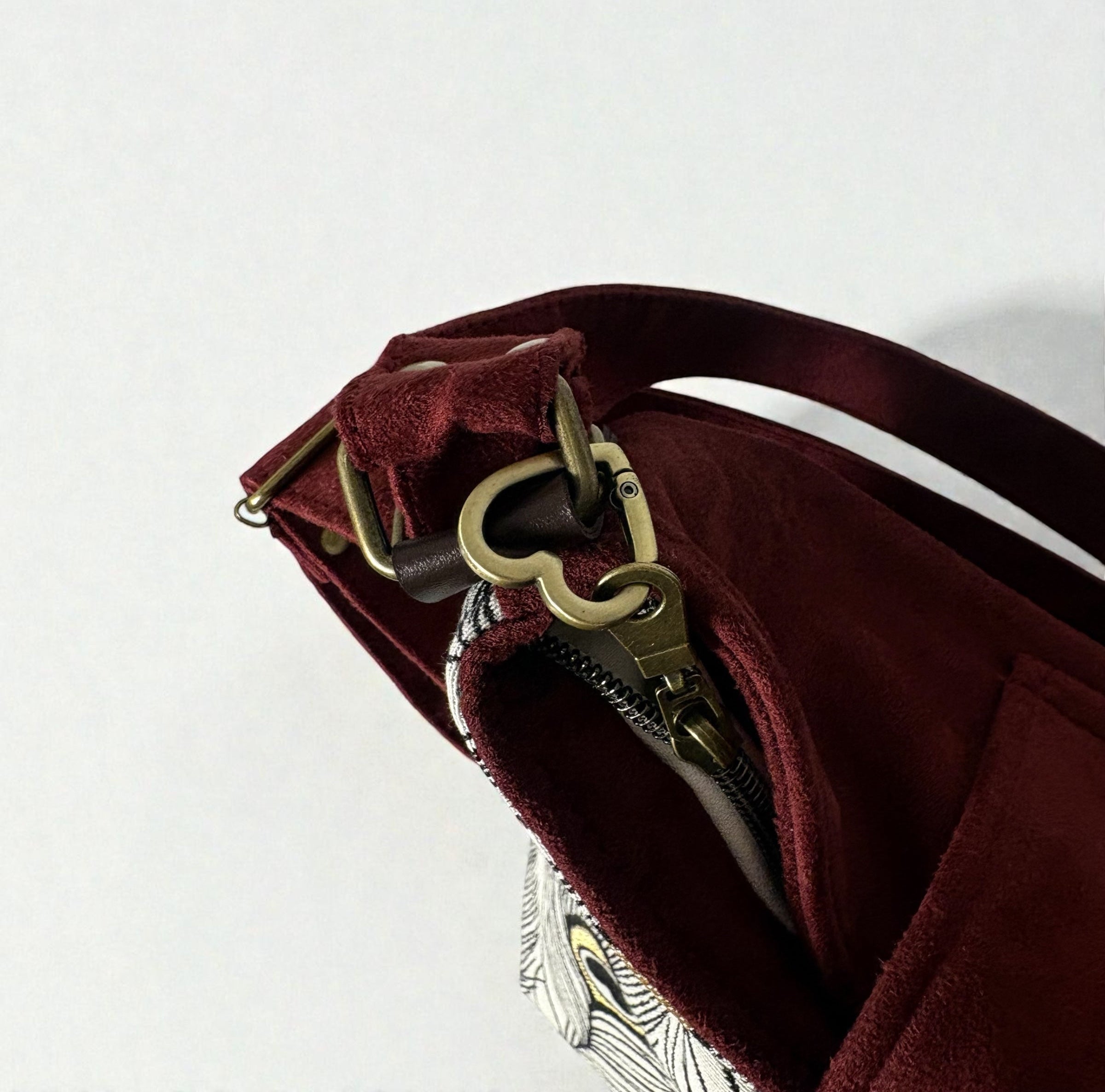 Bolso convertible en mochila *Plumage Bordeaux*. Pieza única hecha a mano. Num 97