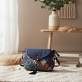 Mini bandolera artesanal en tejido patchwork mandala multicolor con solapa de antelina azul índigo y borla negra